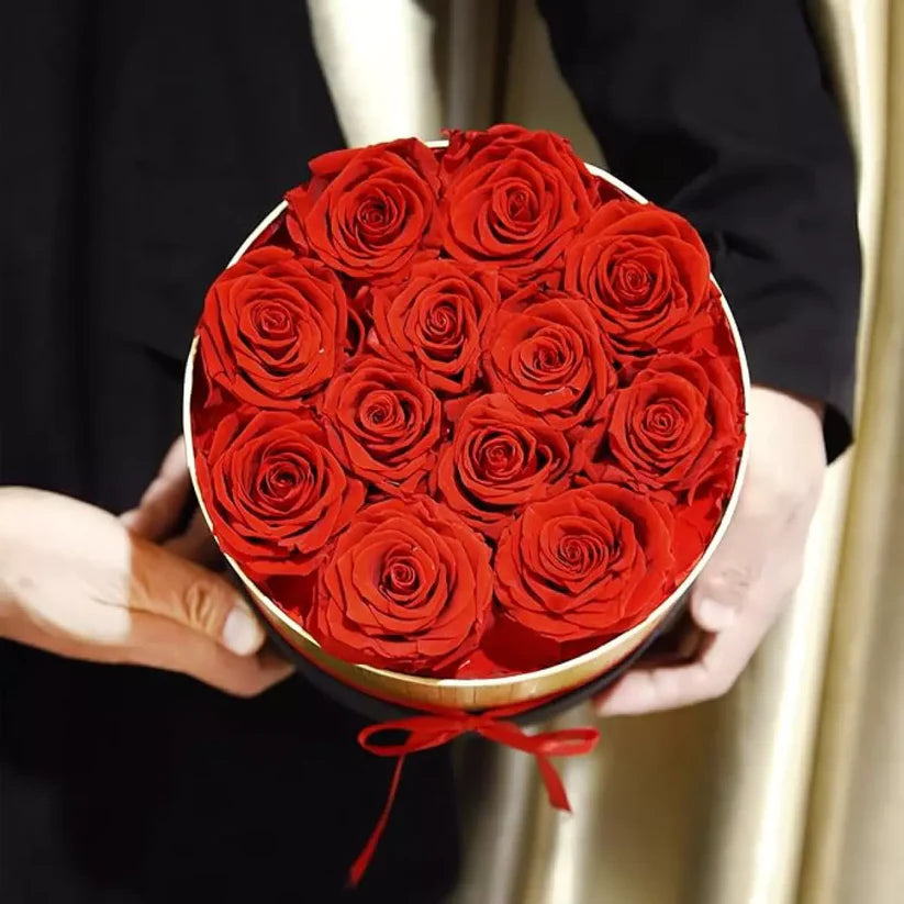 Кутия, аранжирана със 7 декоративни червени рози