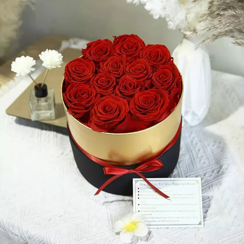 Кутия, аранжирана със 7 декоративни червени рози