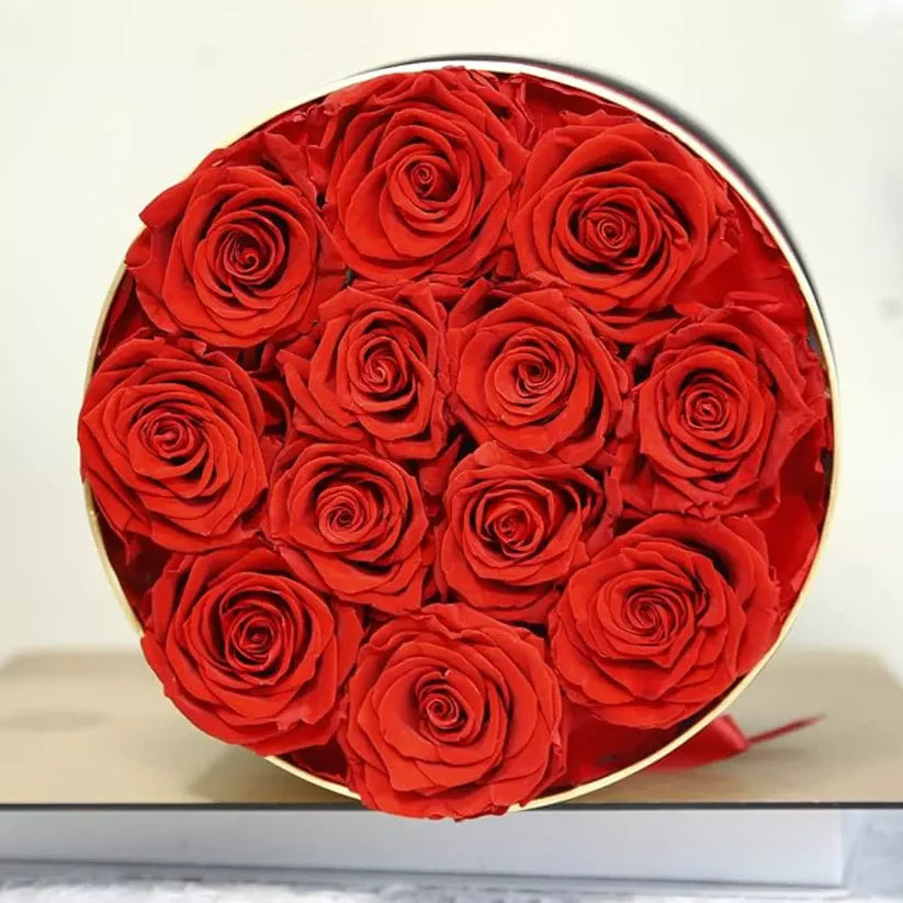 Кутия, аранжирана със 7 декоративни червени рози