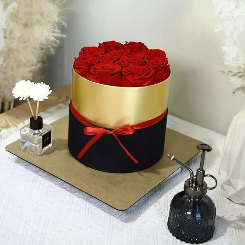 Кутия, аранжирана със 7 декоративни червени рози