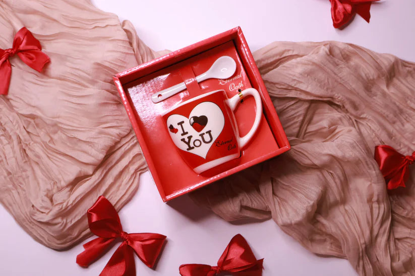 Ароматен букет от вечни рози + Керамична чаша с лъжица, със сърца