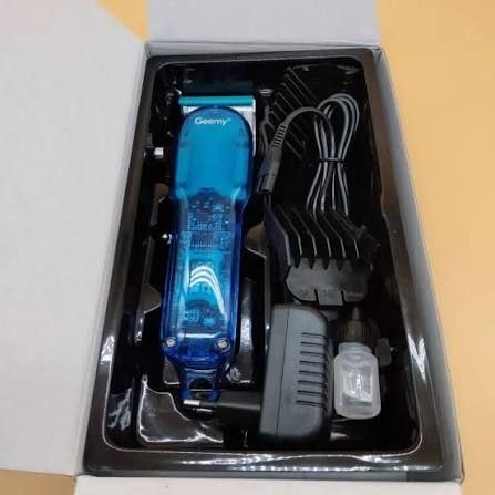 ПРОФЕСИОНАЛНА БЕЗЖИЧНА АКУМУЛАТОРНА МАШИНКА GM6696 ЗА ПОДСТРИГВАНЕ GEEMY