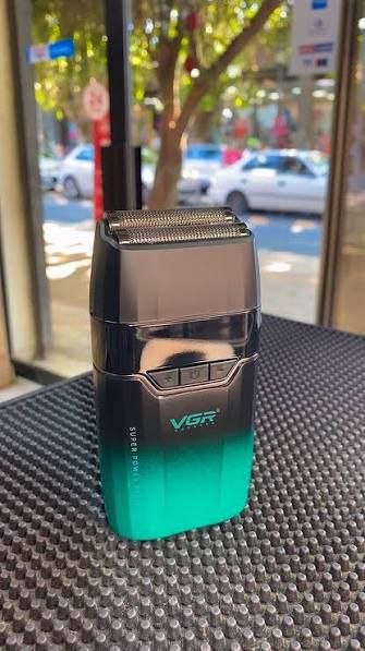 ПРОФЕСИОНАЛНА МАШИНКА ЗА БРЪСНЕНЕ VGR V-308 С МЕТАЛЕН КОРПУС