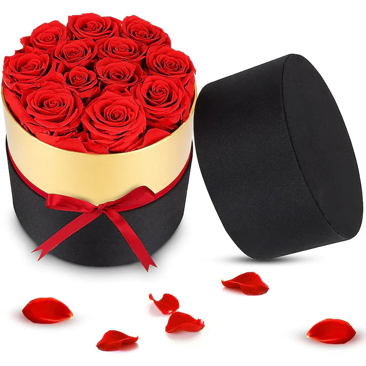 Кутия, аранжирана със 7 декоративни червени рози