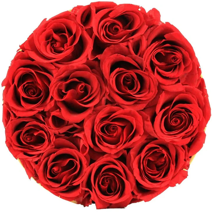 Кутия, аранжирана със 7 декоративни червени рози