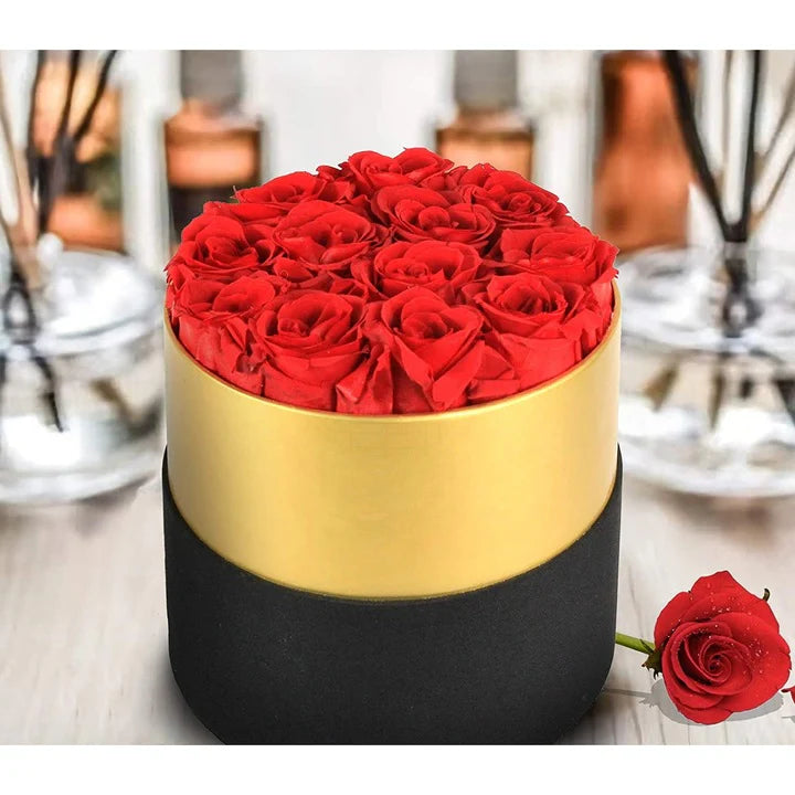 Кутия, аранжирана със 7 декоративни червени рози